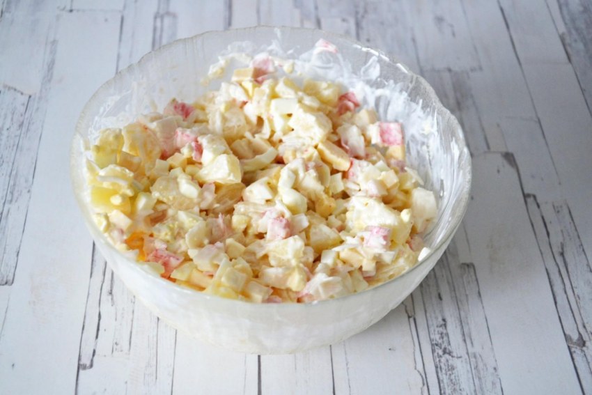 Салат с крабовыми палочками и ананасом и сыром
