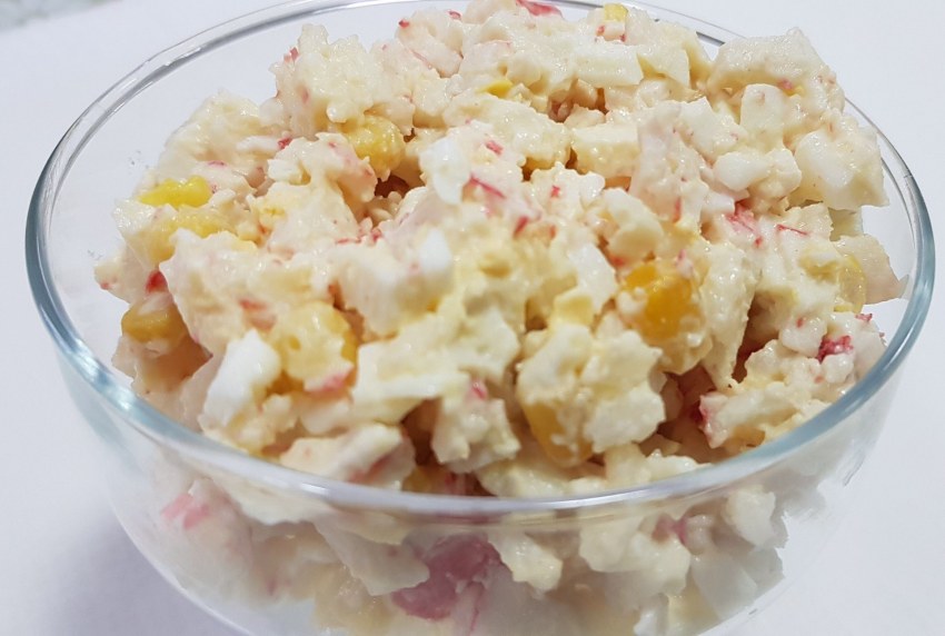 Салат с крабовыми палочками и ананасом