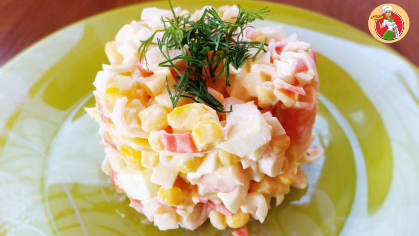 Салат с апельсином и крабовыми палочками и кукурузой