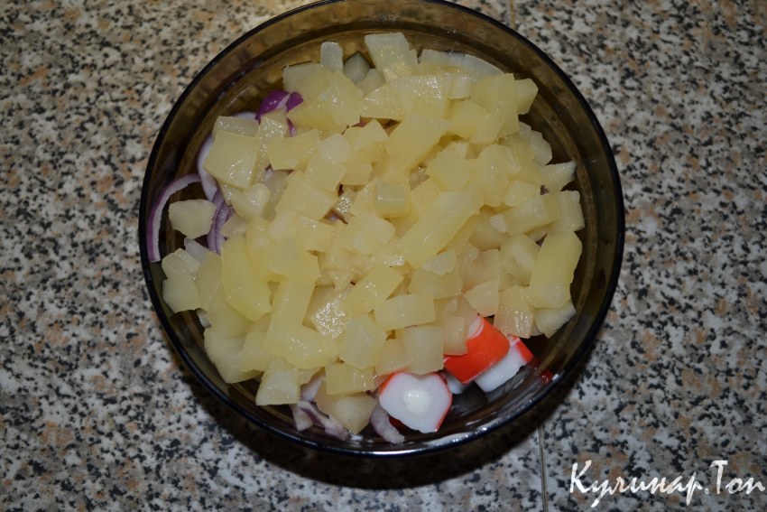 Крабовые палочки с ананасом