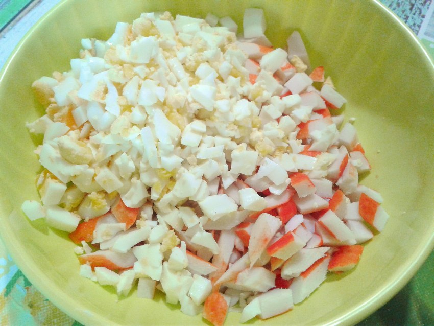 Крабовые палочки с ананасом