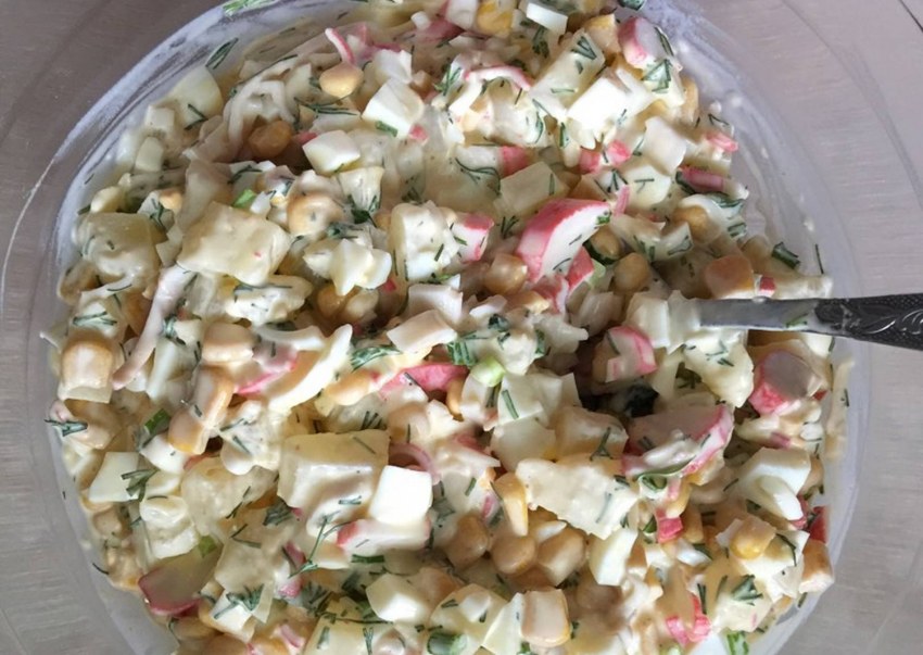 Салат с крабовыми палочками и ананасом