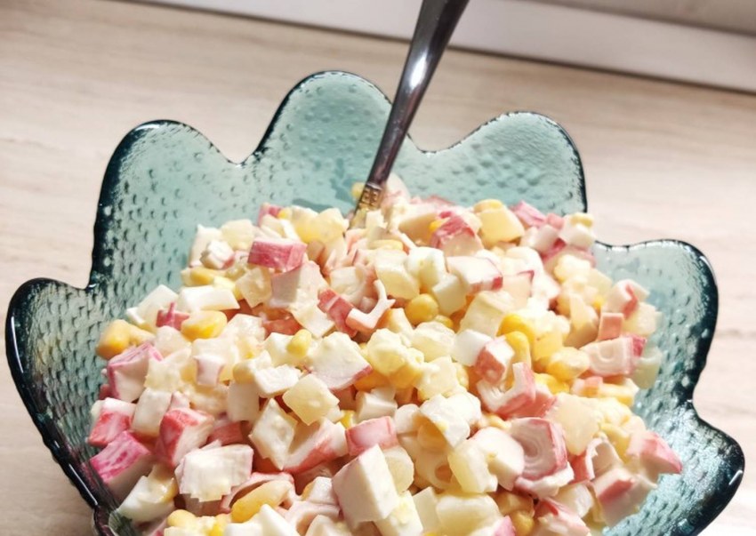 Салат с крабовыми палочками и ананасом