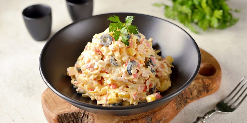 Салат с ананасом и курицей и грецкими орехами