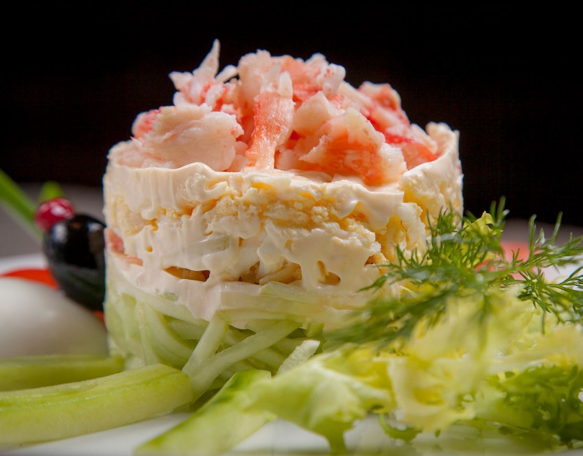 Салат с крабовыми палочками и грибами жареными