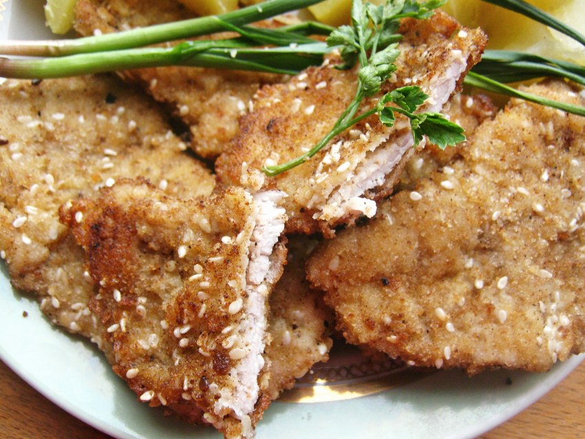 Куриная отбивная в кунжутной панировке