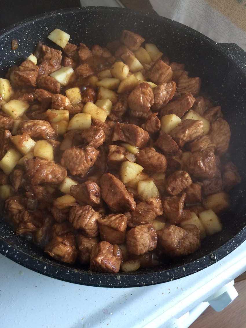 Индейка с яблоками и луком