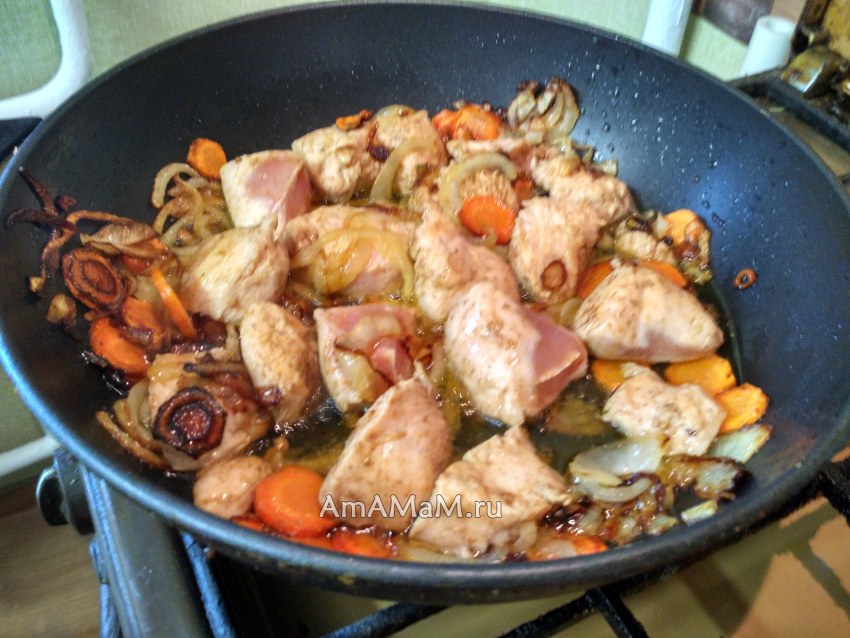 Индейка тушеная с морковью и луком