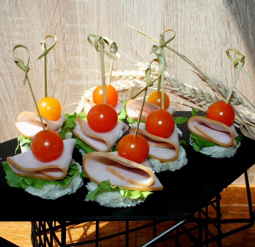 Канапе с фетой и черри