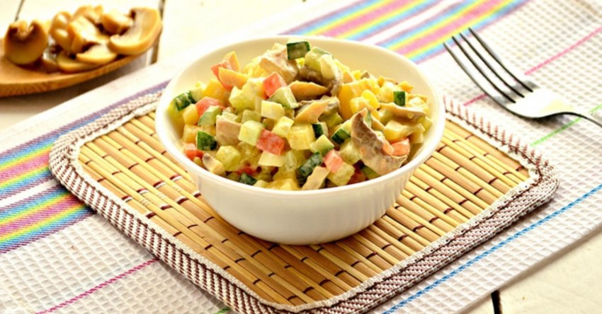 Салат с маринованными шампиньонами и огурцами свежими