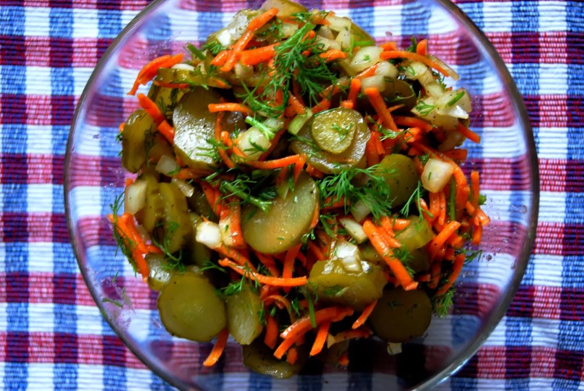 Салат с солеными огурчиками