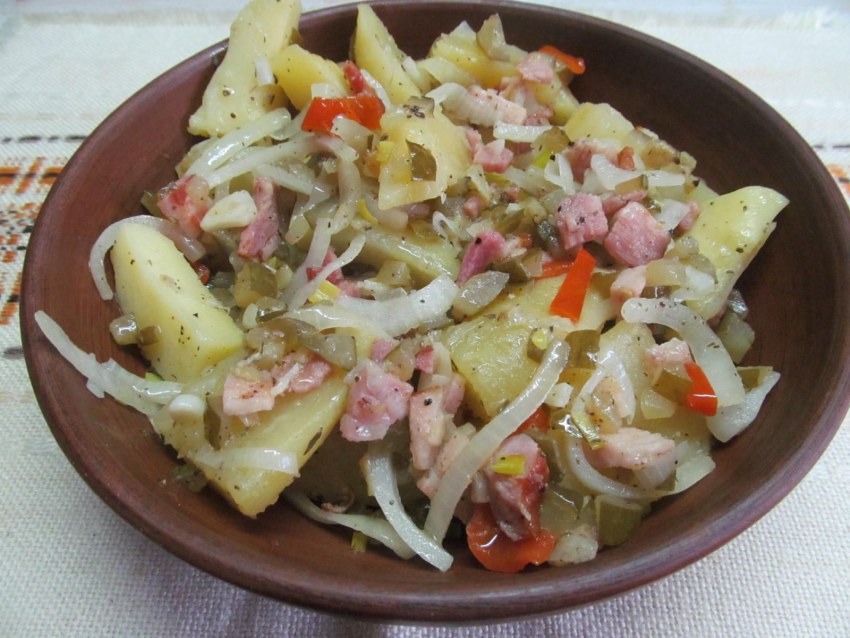 Салат с картофелем беконом и луком