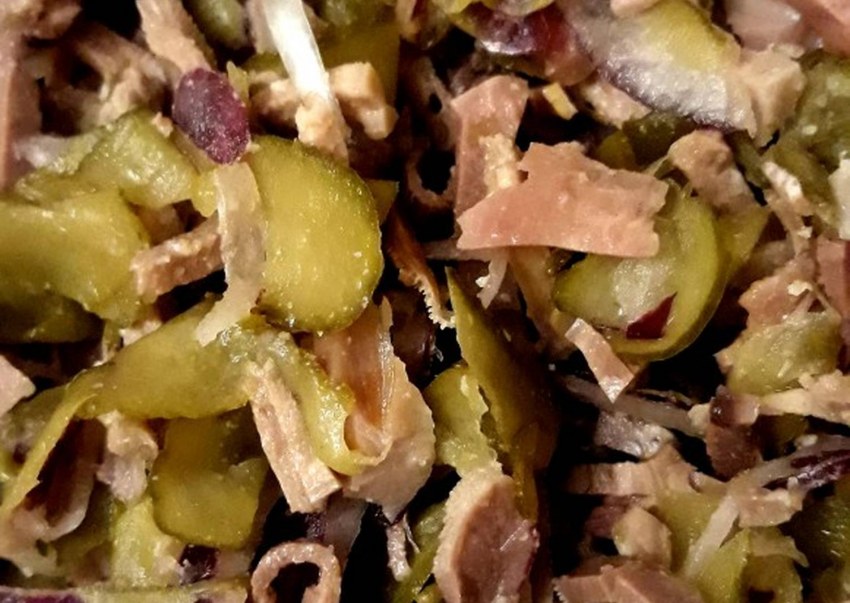 Салат с языком и маринованными огурцами