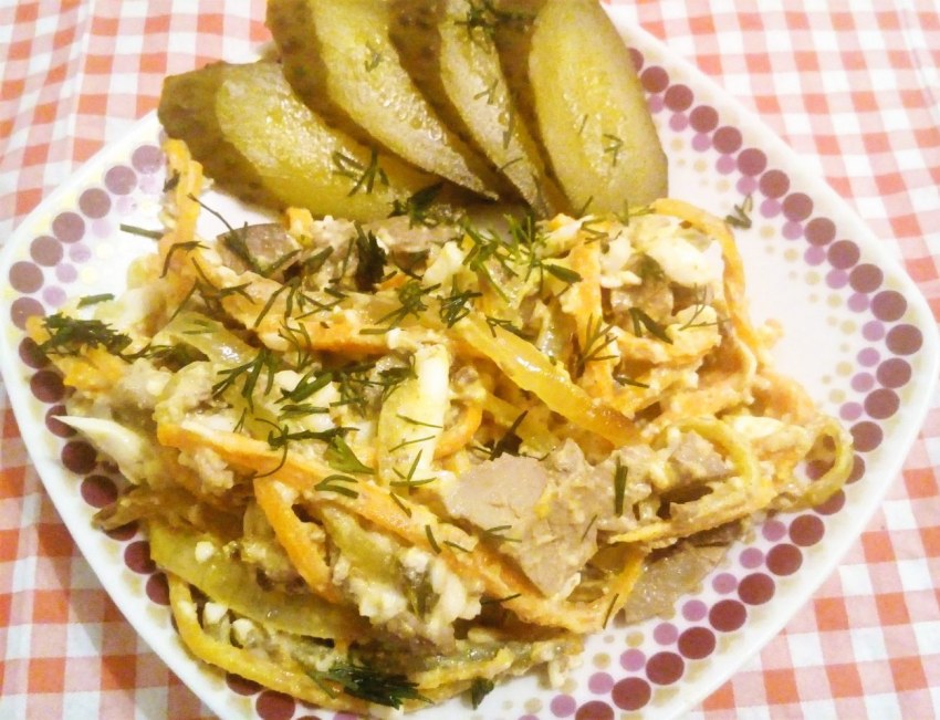 Салат с солененым огурцом