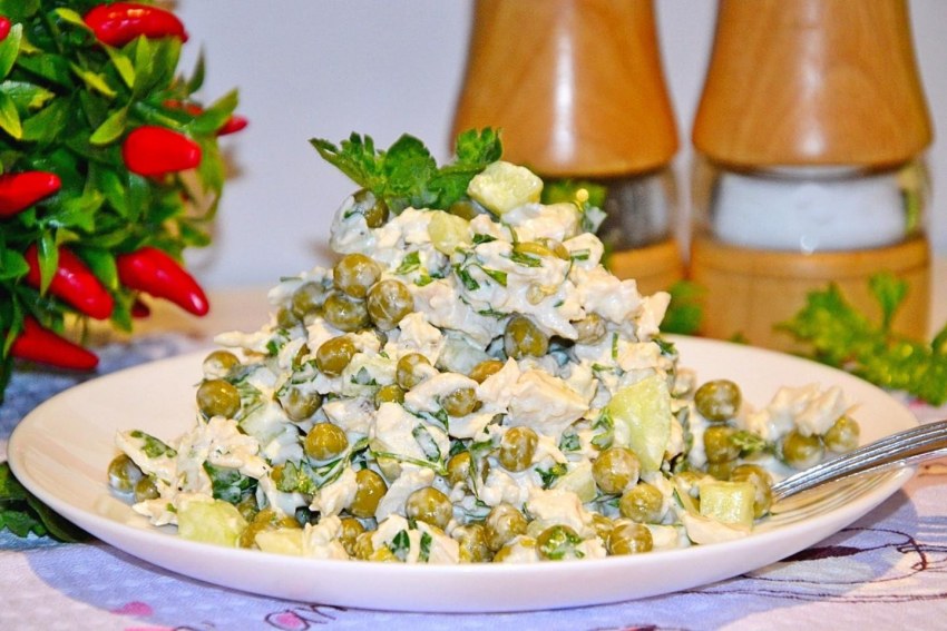 Салат с курицей и горошком