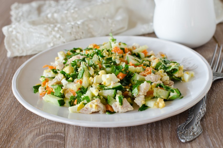 Салат с курицей и огурцами
