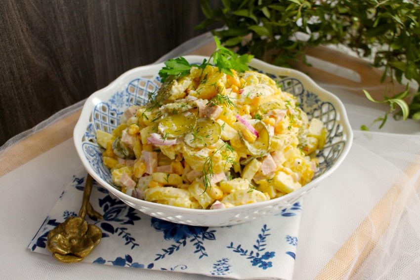 Салат с кукурузой и соленым огурцом