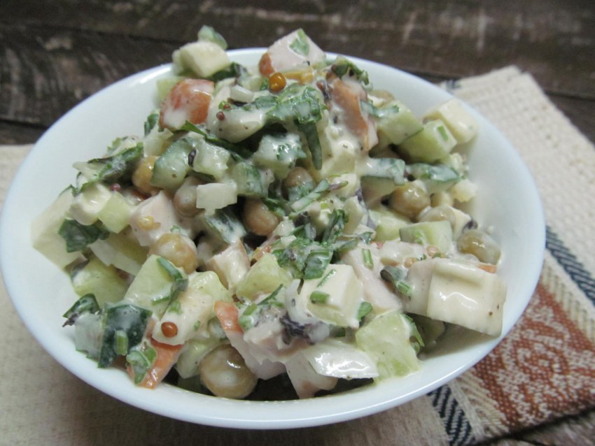 Салат с курицей и горошком и огурцом