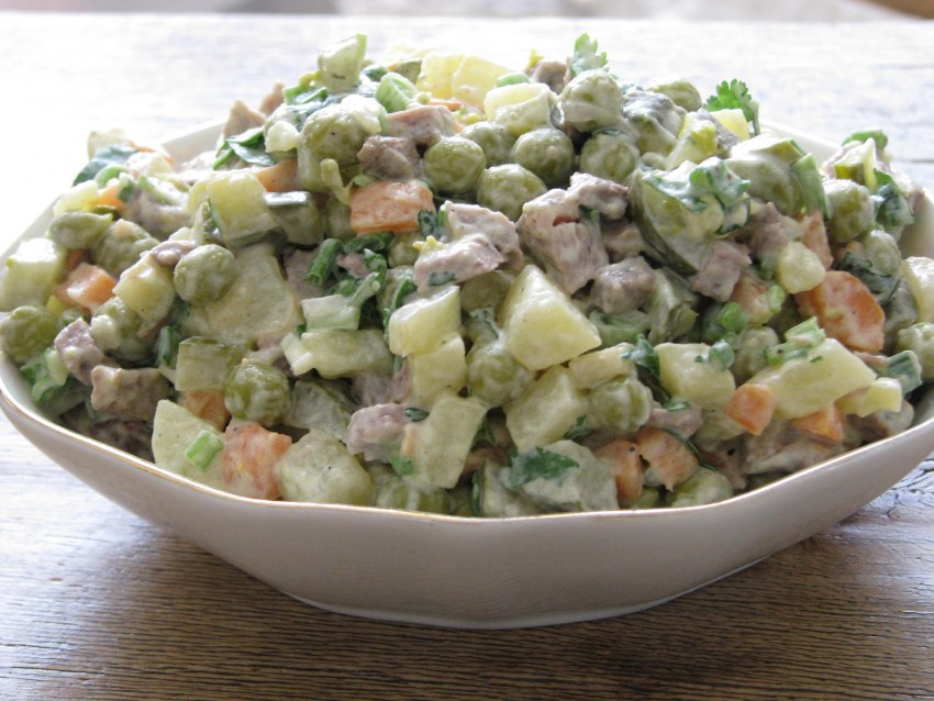 Мясной салат с огурцом и горошком