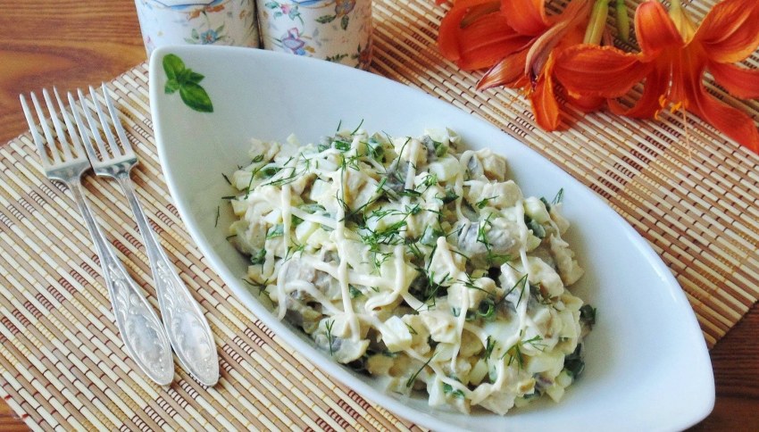 Салат с куриной грудкой и шампиньонами