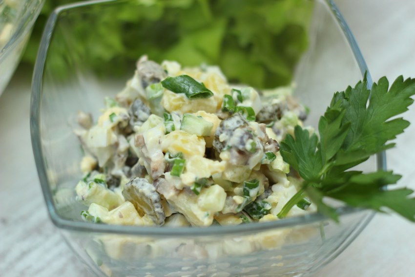 Салат с курицей и солеными огурцами
