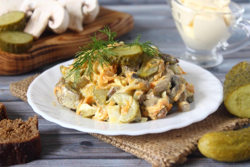 Салат с печенью и солеными огурцами