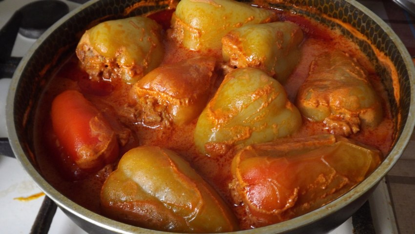 Перец фаршированный мясом и рисом в кастрюле