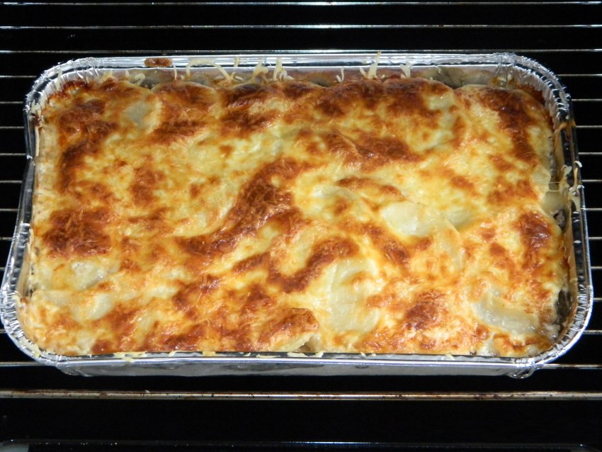 Мясо по-французски с картошкой и помидорами и сыром в духовке