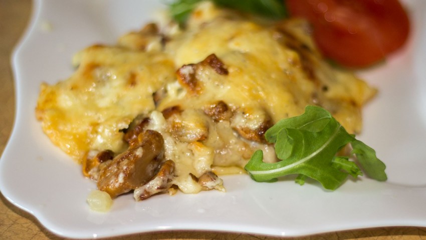 Мясо с грибами и сыром