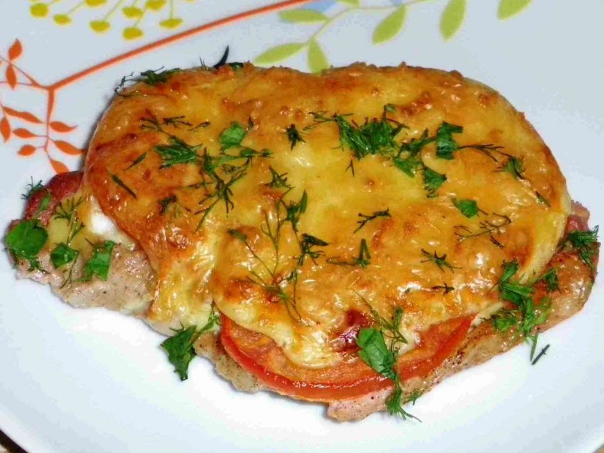 Мясо по-французски в духовке с помидором и сыром