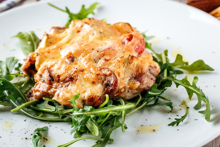 Мясо по-французски с грибами и сыром