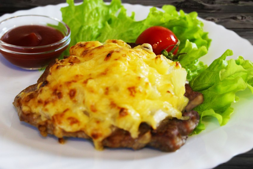 Отбивная с ананасом и сыром