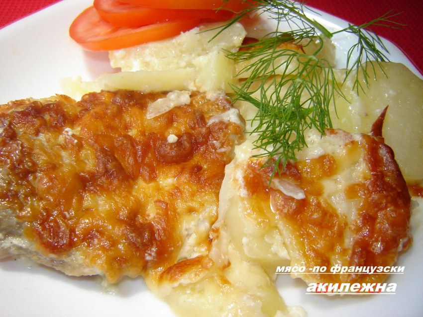 Мясо с грибами и помидорами