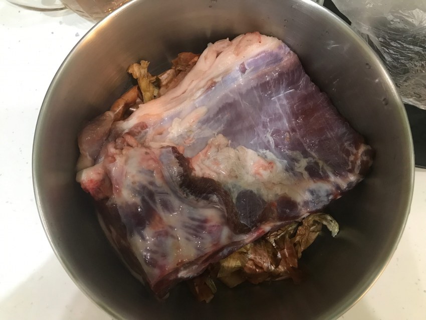 Варёное сало в луковой шелухе
