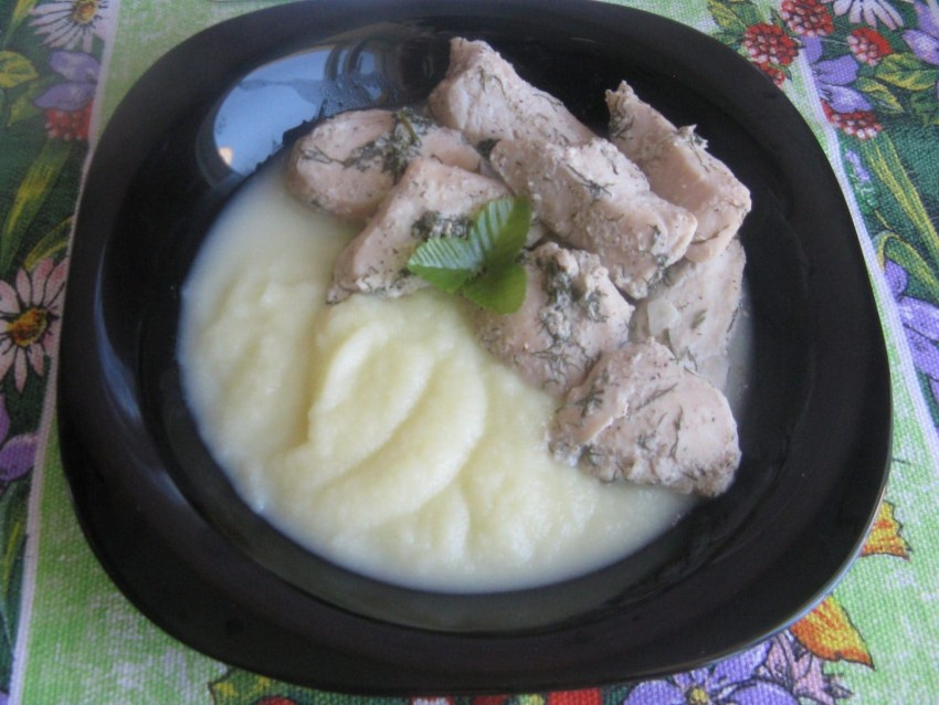 Куриная грудка в сметанном соусе
