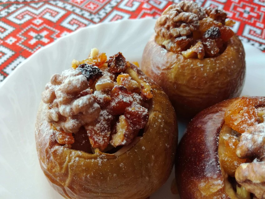 Запеченные яблоки с изюмом