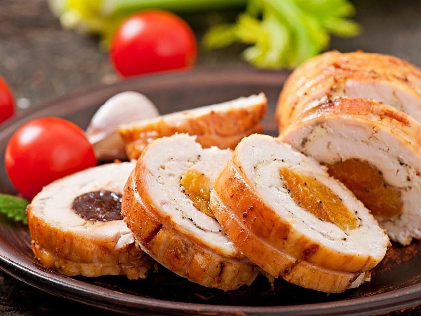 Куриный рулет с курагой и черносливом