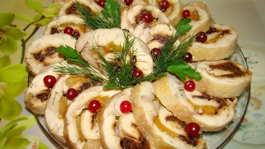 Куриный рулет с курагой и черносливом