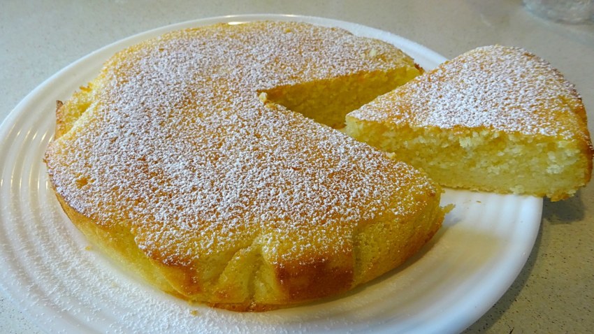 Шарлотка с сахарной пудрой