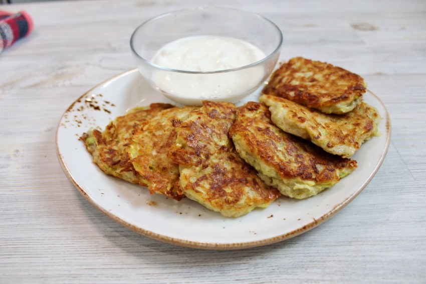Оладушки из кабачков с укропом и чесноком
