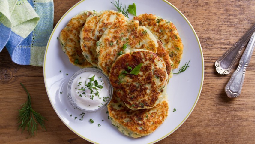 Кабачковые оладьи с сыром и колбасой