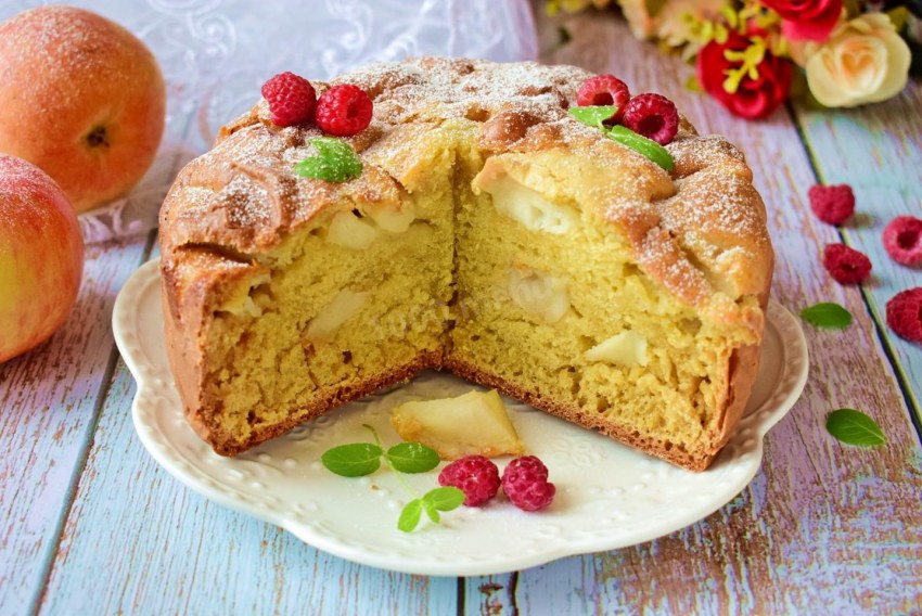 Бисквитный пирог с яблоками