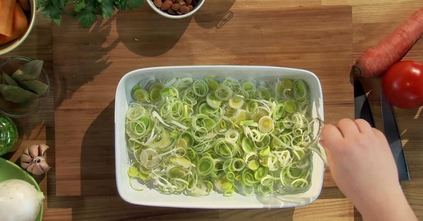Закуска с луком пореем
