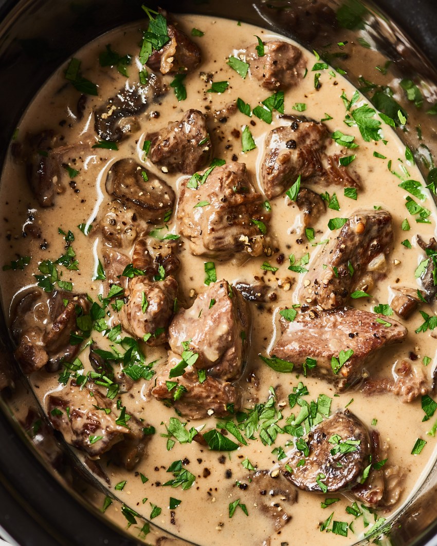 Мясо тушеное с грибами в сметане