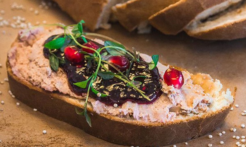Брускетта с печенью куриной