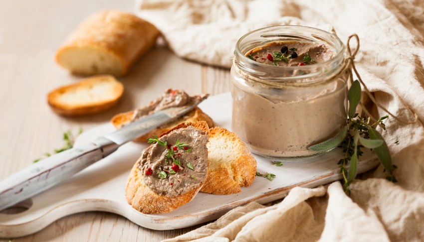 Пате из куриной печени с брусничным желе