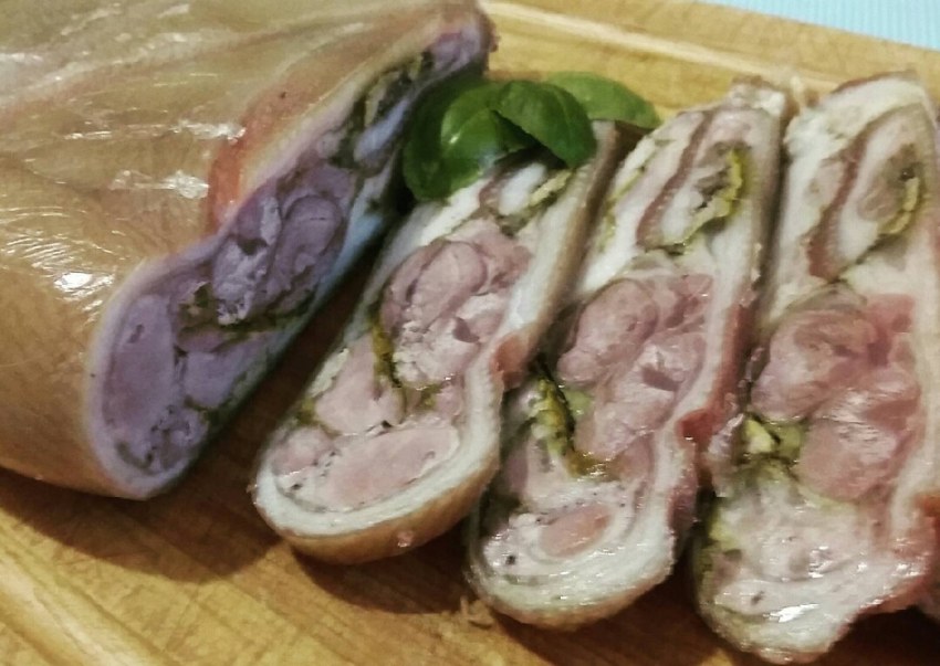 Мясной рулет из рульки свиной