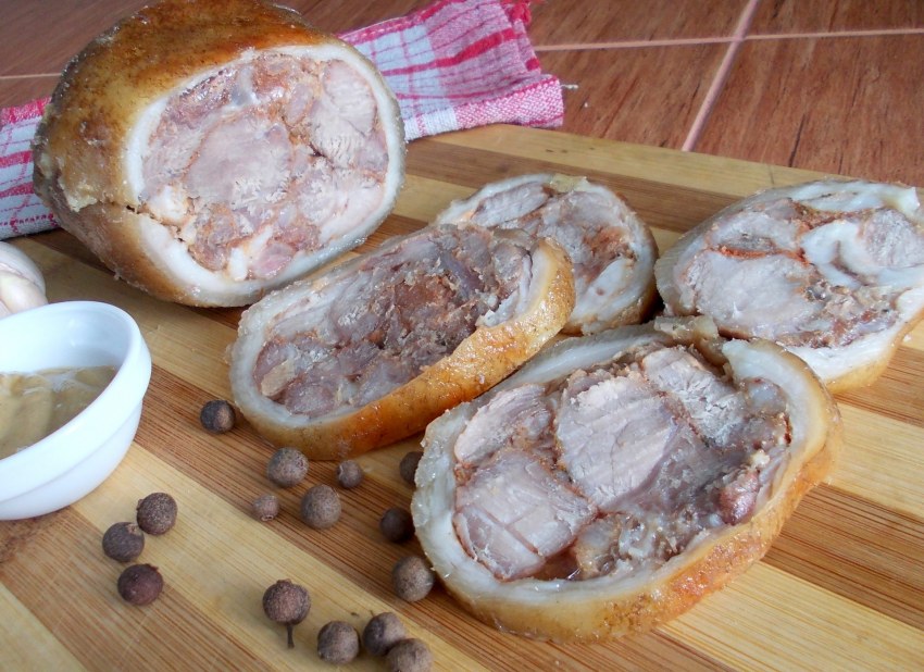 Прессованное мясо из свиной рульки