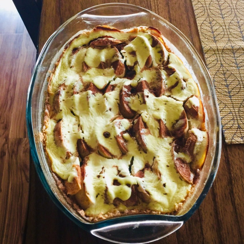 Разрезанное красное яблоко