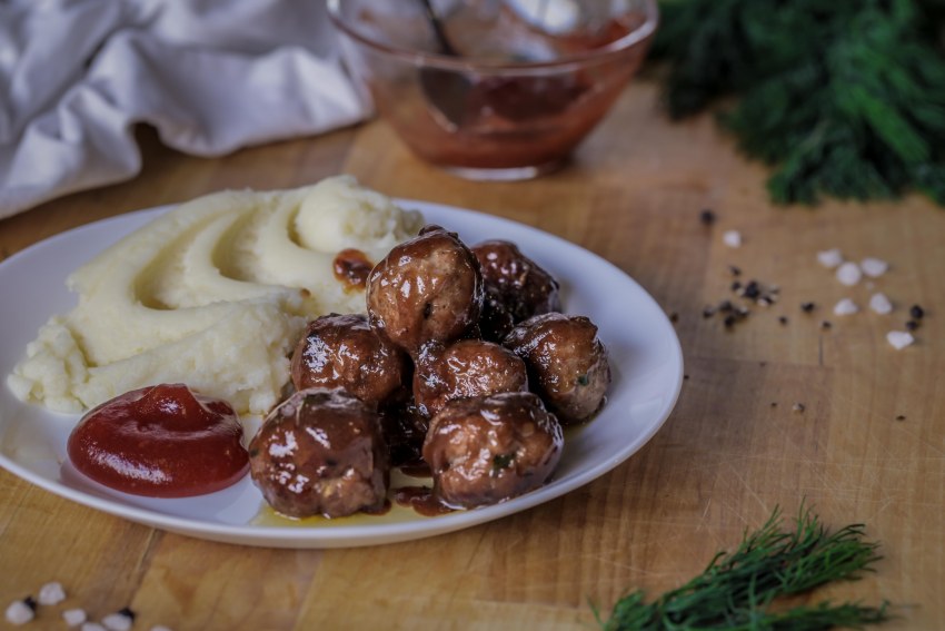 Икеа фрикадельки с брусничным соусом